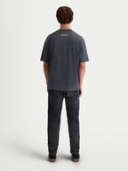 Alpinestars Prelude Oversized CSF, t-shirt de manga curta para homem, cinzenta-escura, com pequeno logótipo branco na parte superior das costas, corte largo, sportswear casual, vista traseira no modelo.