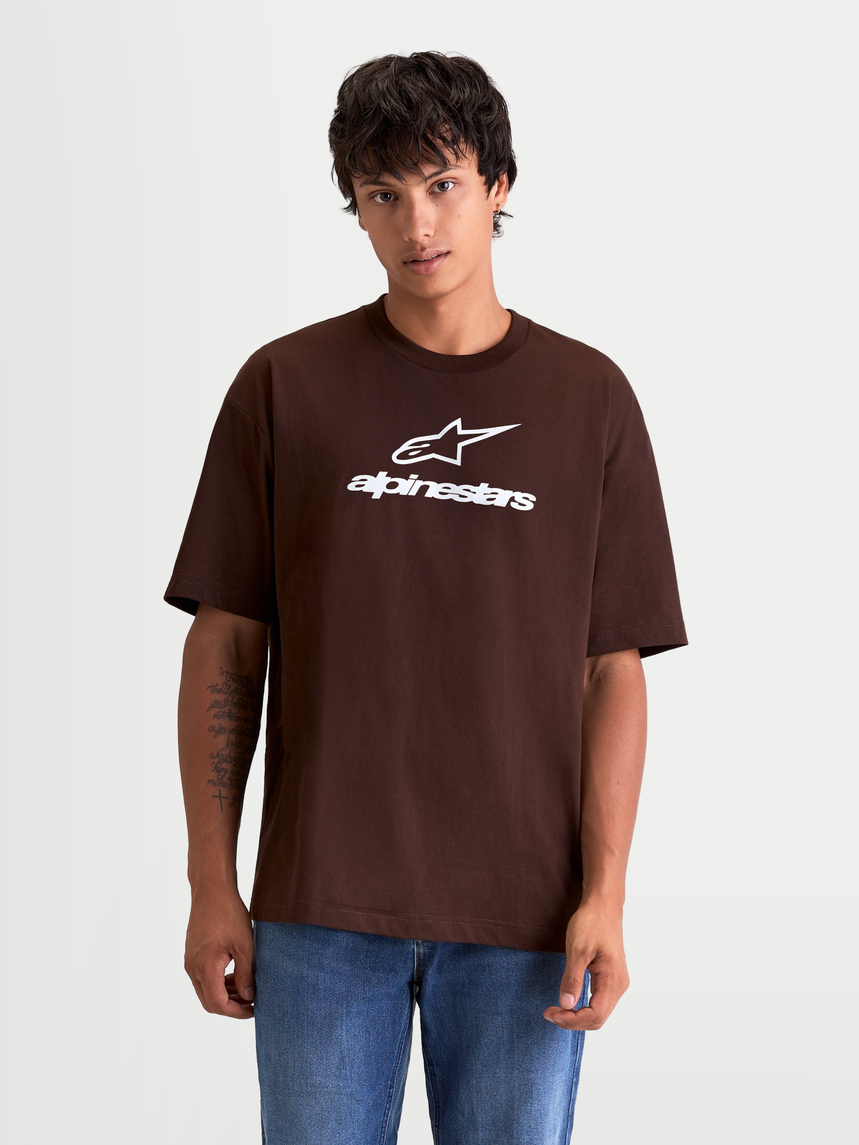 Alpinestars T-shirt Prelude Oversized CSF, t-shirt de manga curta para homem, corte largo, castanha com logótipo Astars e Alpinestars branco no peito, casual sportswear, mistura de algodão penteado e poliéster.