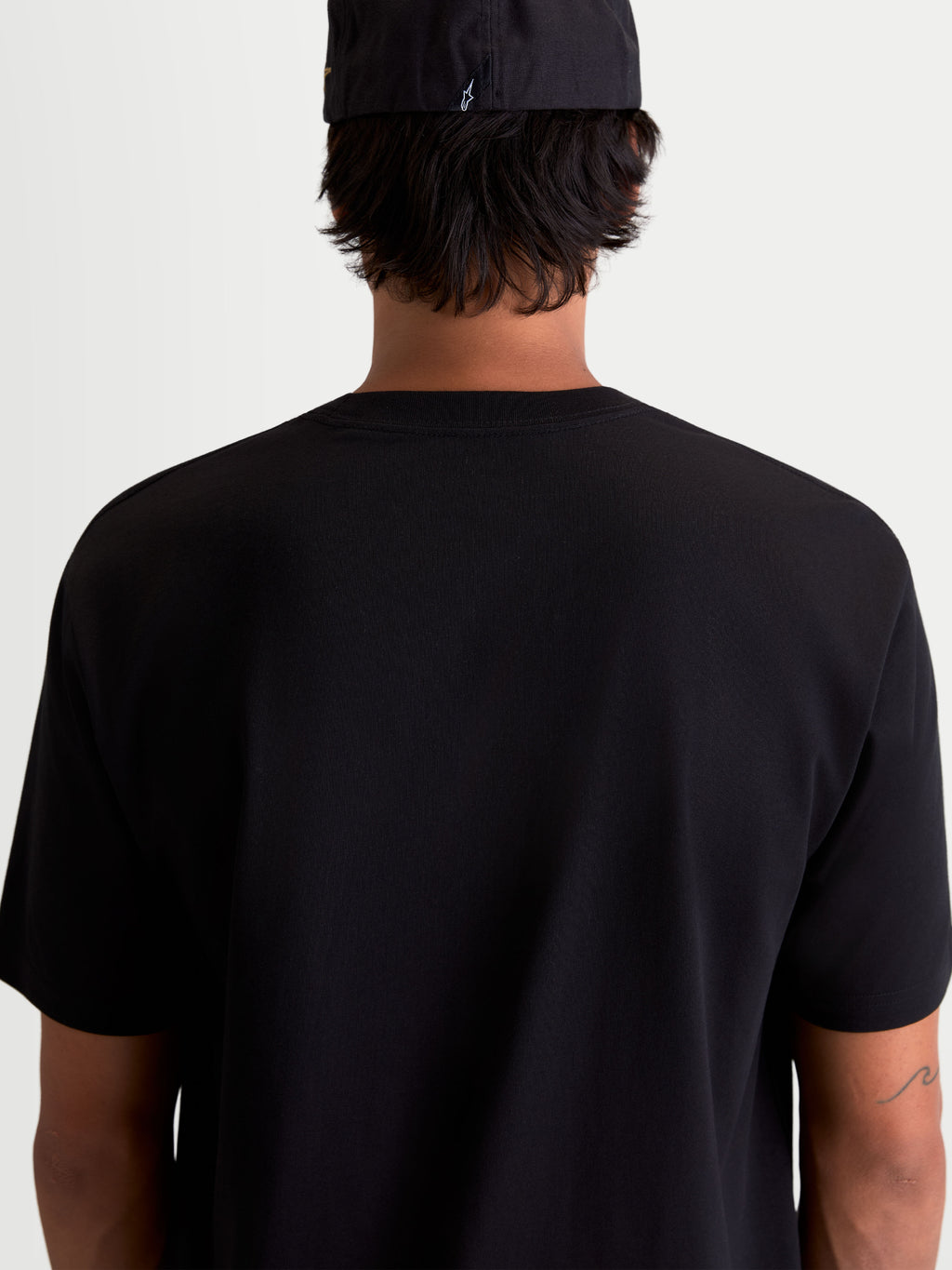 Alpinestars Cypress CSF Tee, t-shirt de manga curta preta, vista traseira no modelo, casual sportswear, mistura de algodão e poliéster.