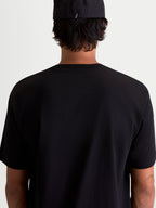 Alpinestars Cypress CSF Tee, t-shirt de manga curta preta, vista traseira no modelo, casual sportswear, mistura de algodão e poliéster.