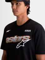 Alpinestars Cypress CSF, t-shirt de manga curta para homem, preta, sportswear, vista aproximada no modelo com detalhe do gráfico frontal Astars em malha, branding Alpinestars Protects e logótipo branco, tecido em mistura de algodão e poliéster.