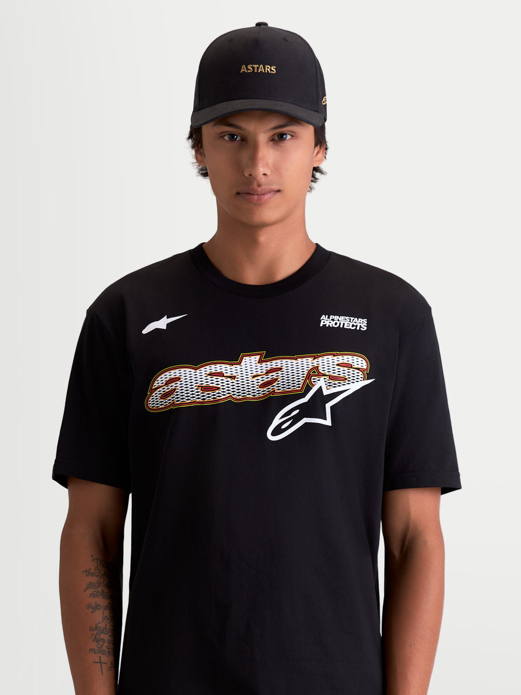Alpinestars Cypress CSF Tee, t-shirt de manga curta para homem, preta e branca, com gráfico frontal astars em malha e logótipo Alpinestars Protects, vista frontal em modelo, material premium em mistura de algodão e poliéster.