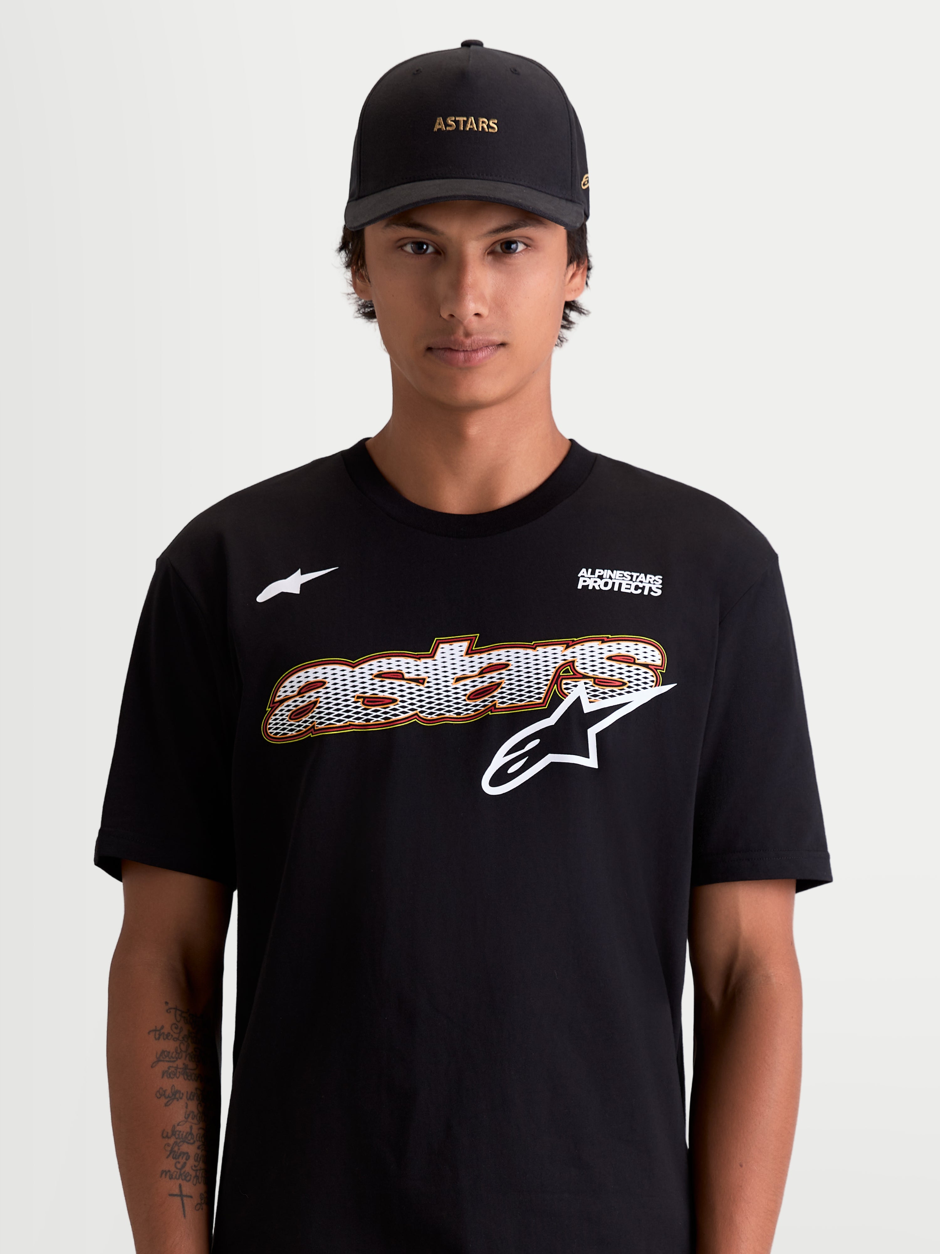 Alpinestars Cypress CSF Tee, t-shirt de manga curta para homem, preta e branca, com gráfico frontal astars em malha e logótipo Alpinestars Protects, vista frontal em modelo, material premium em mistura de algodão e poliéster.