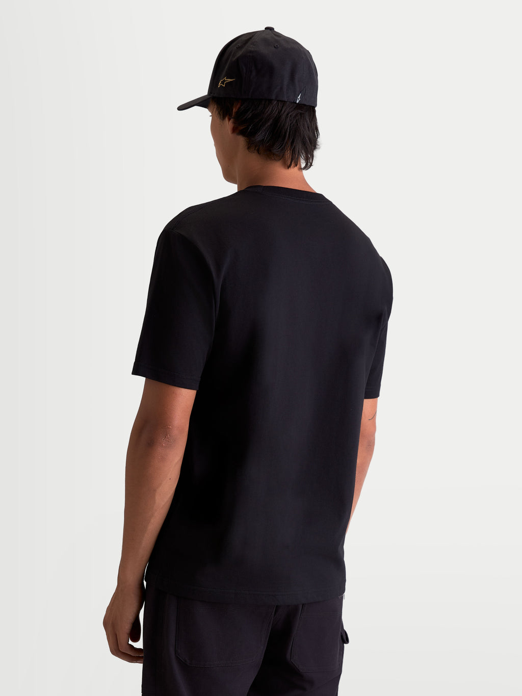 Alpinestars T-Shirt Cypress CSF, t-shirt de manga curta para homem, preta, vista traseira no modelo, mistura premium de algodão e poliéster para conforto diário, sportswear.