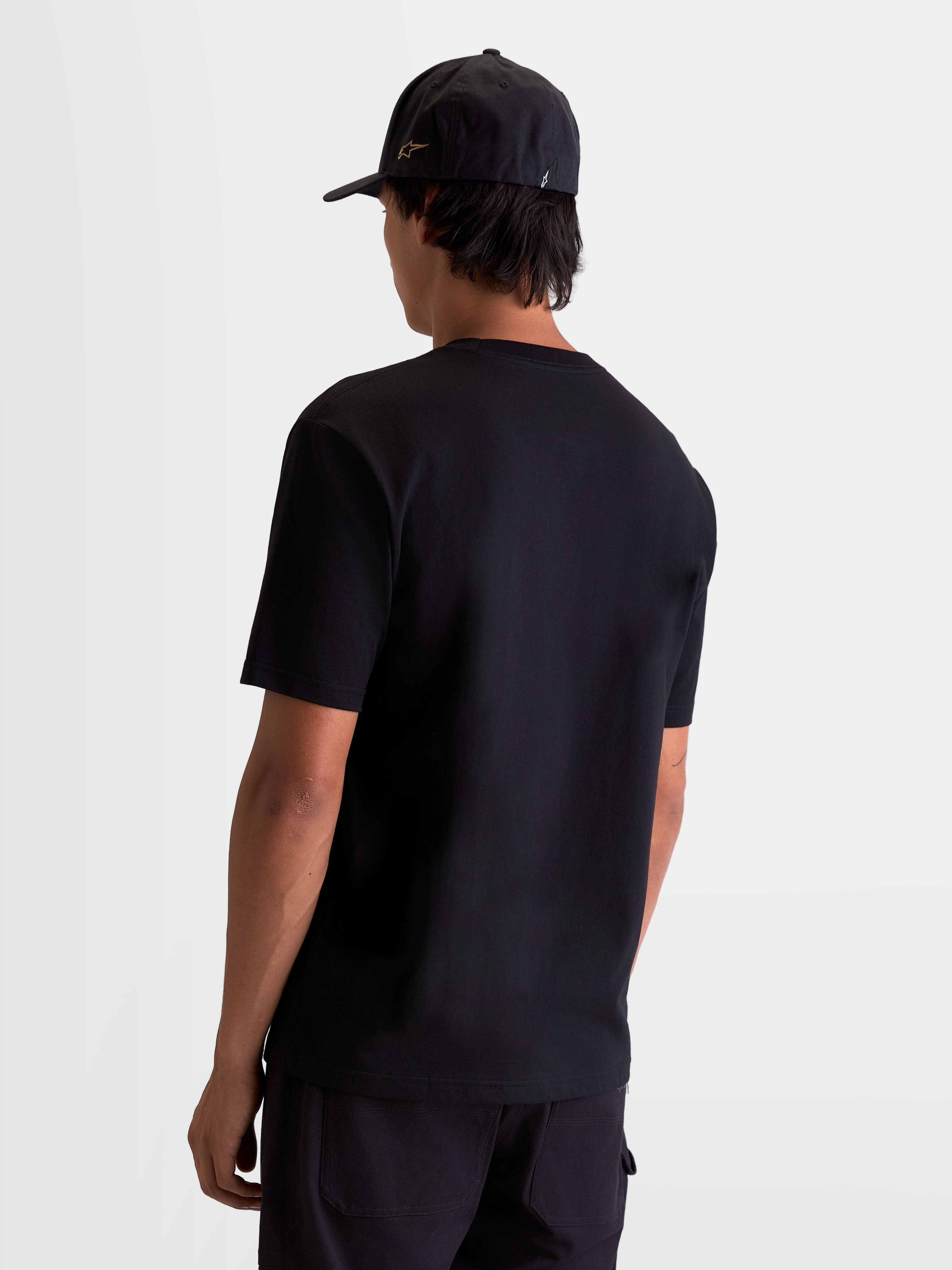 Alpinestars T-Shirt Cypress CSF, t-shirt de manga curta para homem, preta, vista traseira no modelo, mistura premium de algodão e poliéster para conforto diário, sportswear.
