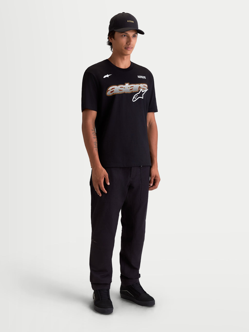 Alpinestars T-Shirt Cypress CSF, t-shirt de manga curta para homem, preta com gráfico frontal Astars em malha e logótipo, sportswear casual, vista de corpo inteiro num modelo.