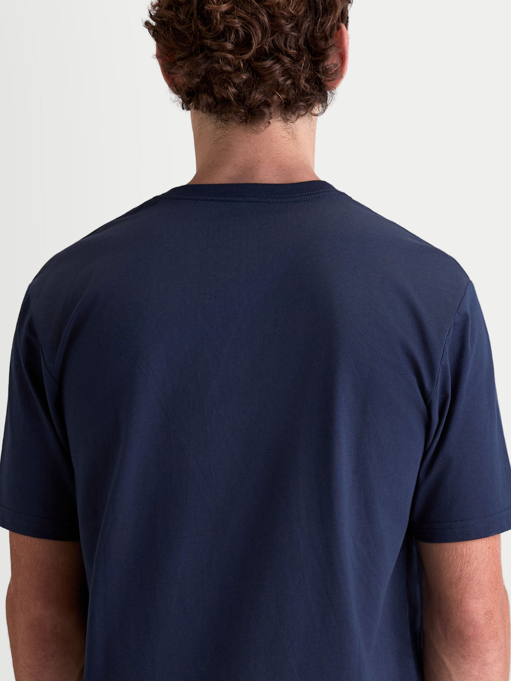 Alpinestars T-Shirt Cypress CSF, t-shirt de manga curta azul marinho, vista traseira num modelo, casual sportswear, construção em mistura de algodão e poliéster premium.