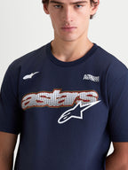 Alpinestars Cypress CSF T-shirt, t-shirt de manga curta para homem, azul-marinho e branca, com gráfico Astars com preenchimento em malha e logótipo no peito, texto Alpinestars Protects, sportswear, vista aproximada no modelo.