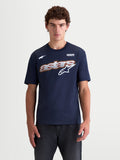 Alpinestars T-shirt Cypress CSF, t-shirt de manga curta unissexo em azul marinho, com gráfico frontal Astars em malha e detalhes brancos e vermelhos, vista no modelo, casual sportswear em mistura de algodão e poliéster.