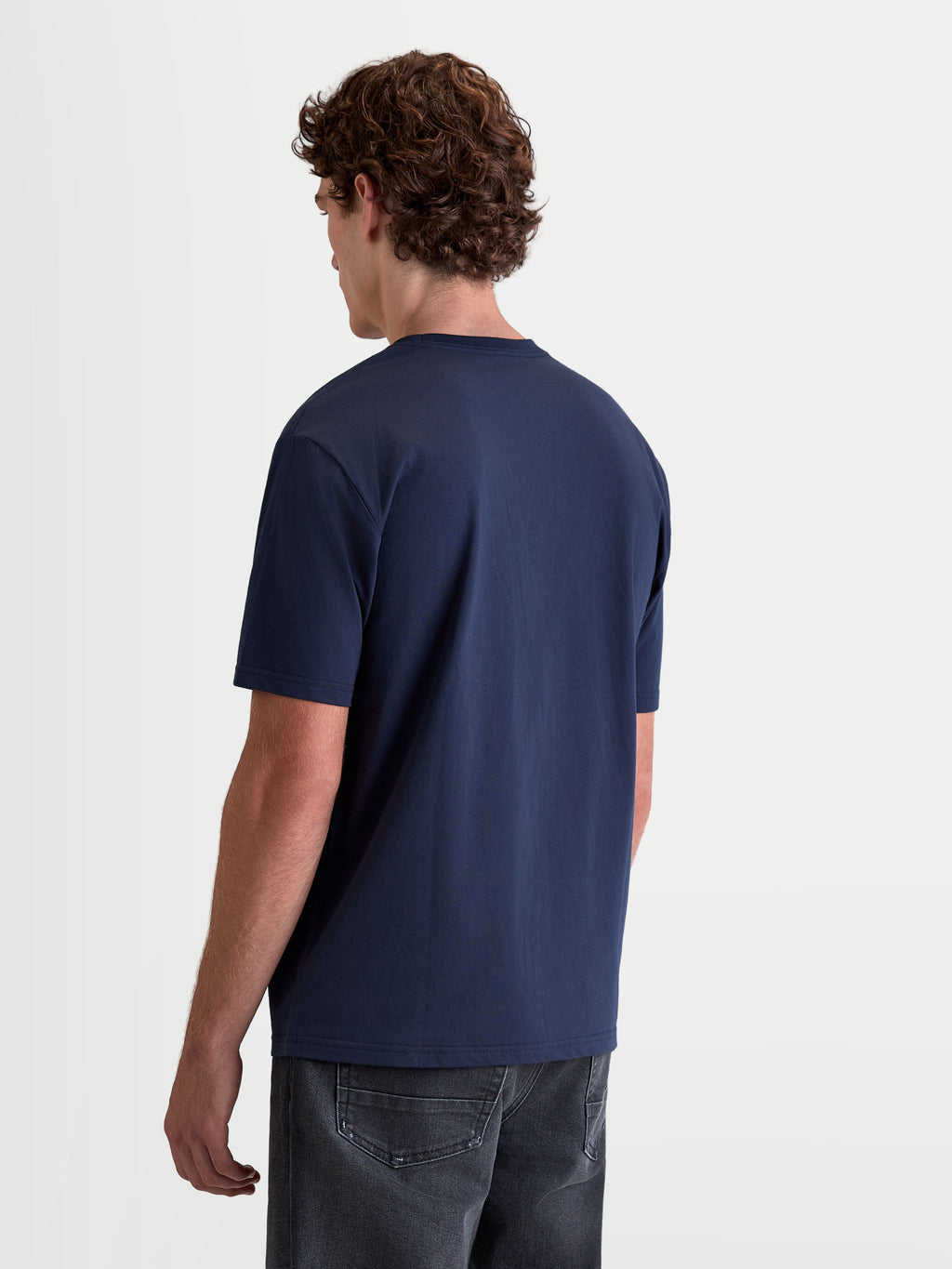 Alpinestars T-Shirt Cypress CSF, t-shirt de manga curta para homem, azul marinho, vista traseira no modelo, sportswear premium em mistura de algodão e poliéster.