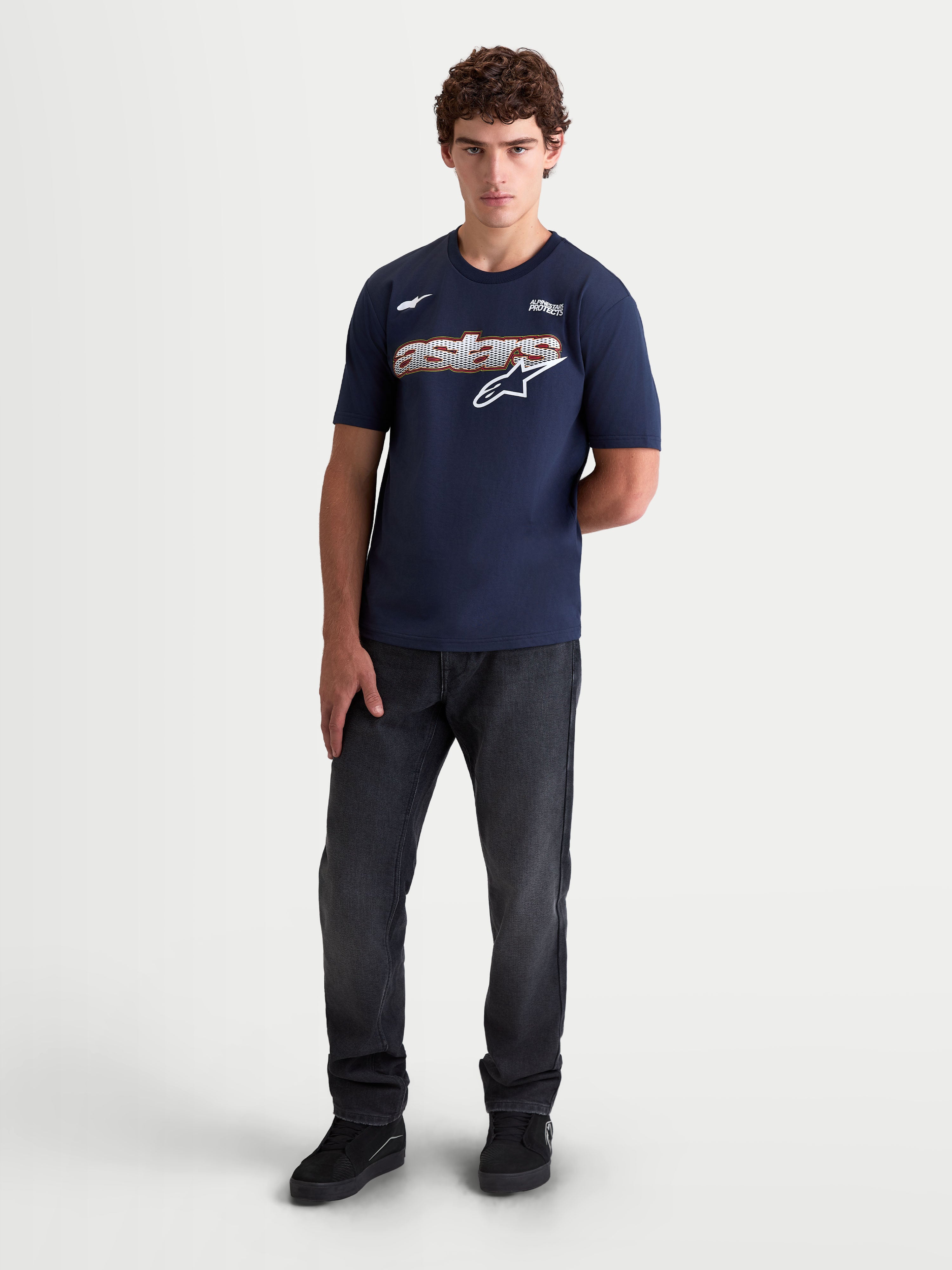 Alpinestars Cypress CSF Tee, t-shirt de manga curta sportswear para homem, azul marinho, com gráfico frontal Astars word em malha e tecido premium de algodão e poliéster, vista no modelo.