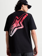 Alpinestars Meteor CSF, t-shirt de manga curta preta, vista traseira no modelo com grande logótipo Astars em gradação vermelho e branco, sportswear casual de motorsport.