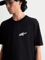 Alpinestars T-Shirt Meteor CSF, t-shirt de manga curta preta para homem, logótipo Astars branco no peito, vista no modelo, sportswear casual em mistura de algodão e poliéster.