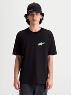Alpinestars t-shirt Meteor CSF, t-shirt de manga curta para homem, preta com logótipo Astars branco no peito, vestuário casual inspirado no motorsport, usada por um modelo.