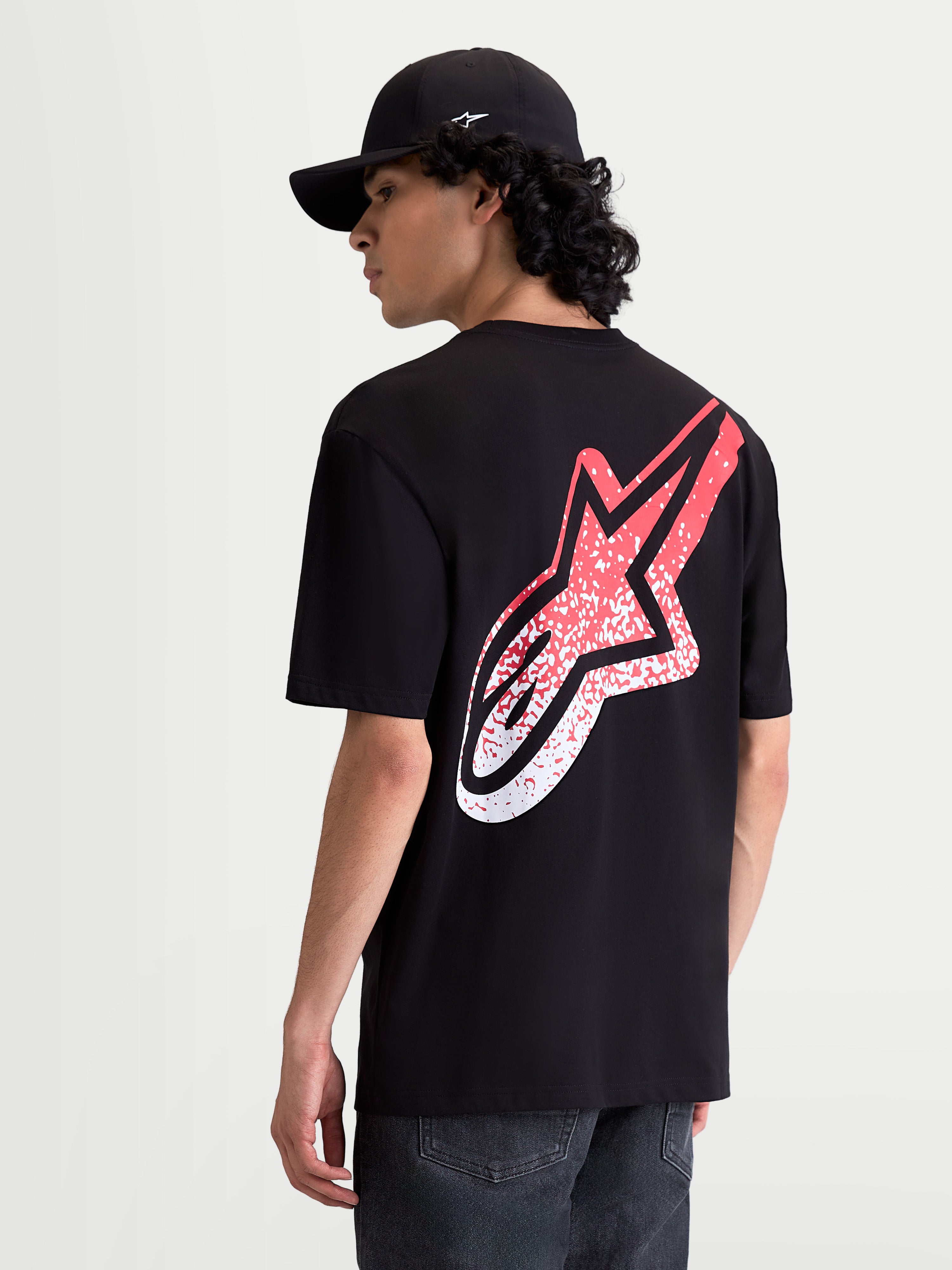 Alpinestars T-Shirt Meteor CSF, t-shirt de manga curta para homem, preta e vermelha, vista traseira no modelo com grande logótipo Astars inspirado no MX em gradação nas costas, sportswear casual de mistura de algodão e poliéster.