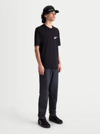 Alpinestars T-Shirt Meteor CSF, t-shirt de manga curta para homem, preta, com pequeno logótipo Astars branco no peito, modelo a usar vestuário de lifestyle casual e sportswear, mistura de algodão e poliéster