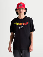 Alpinestars T-Shirt Elliptogrit CSF, t-shirt de manga curta no modelo, preta com lettering Astars curvo em gradiente vermelho e amarelo, sportswear casual para uso diário, mistura de algodão e poliéster.