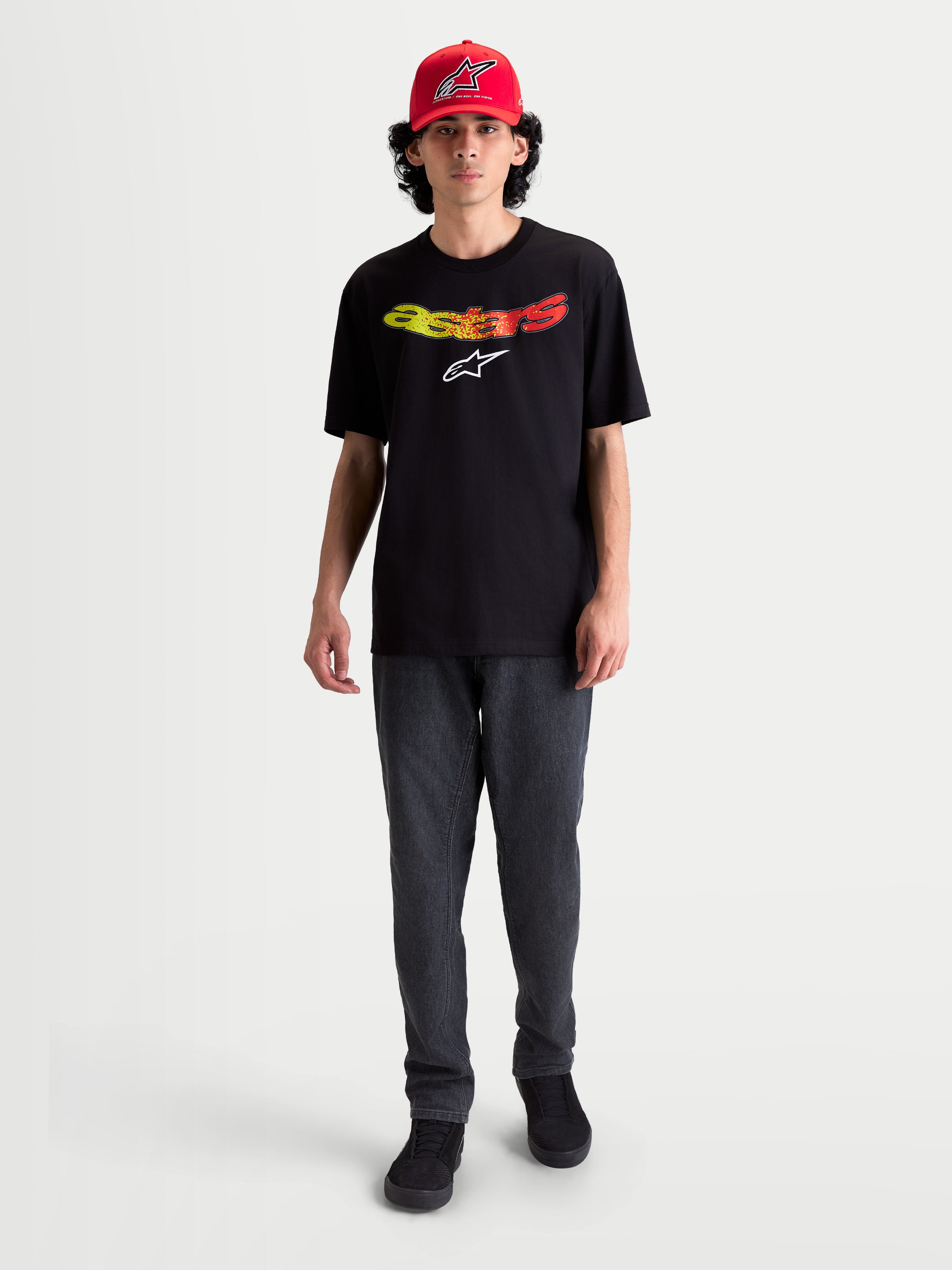 Alpinestars Elliptogrit CSF, t-shirt de manga curta para homem, preta com logótipo Astars em gradiente amarelo e vermelho, casual sportswear em mistura de algodão e poliéster.