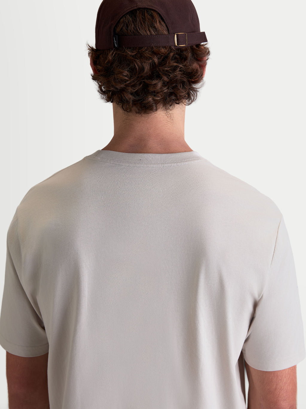 Alpinestars t-shirt Elliptogrit CSF, t-shirt de manga curta para homem, vista traseira de modelo, cinzento cimento, sportswear casual em mistura de algodão e poliéster premium.