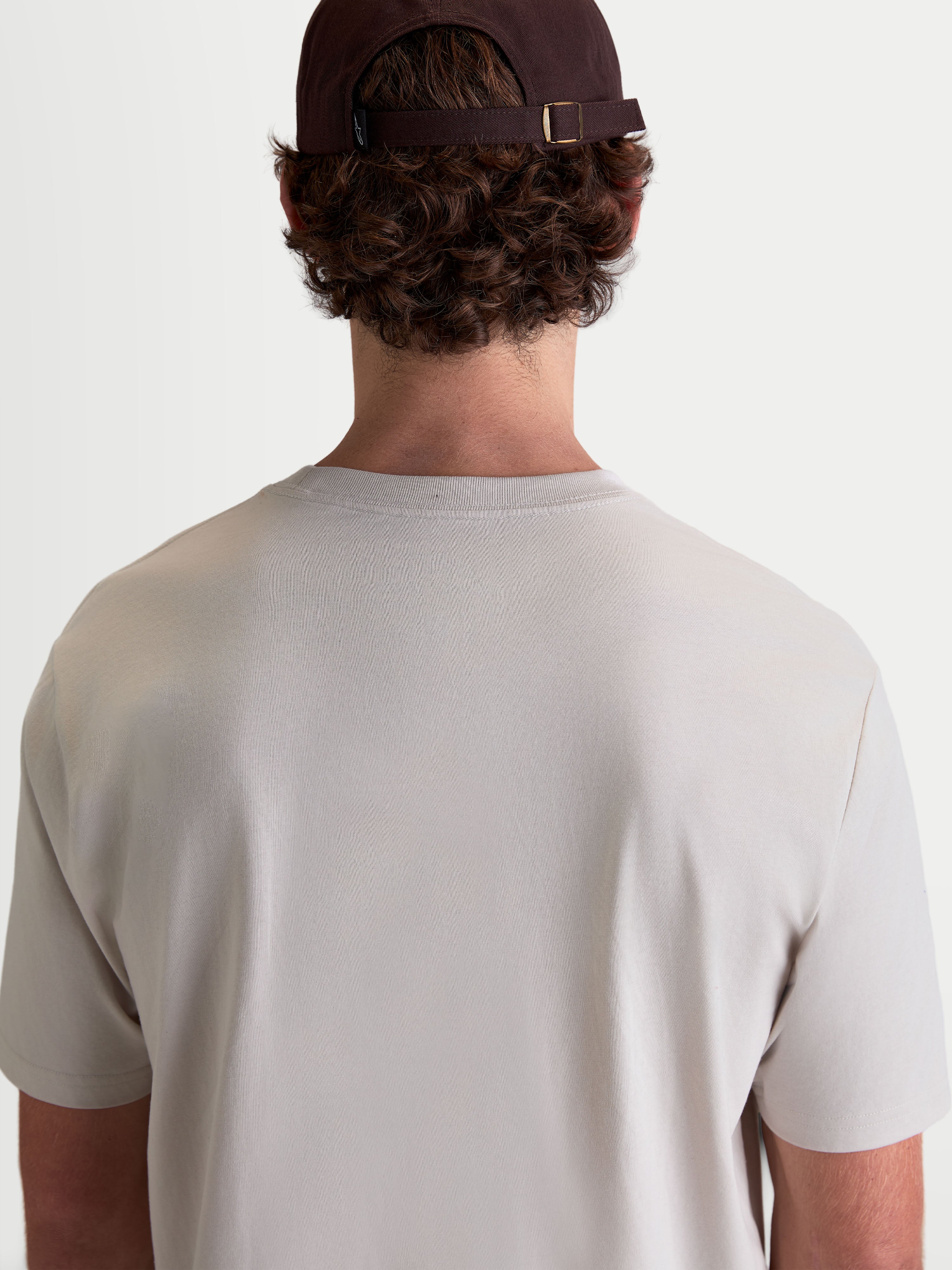 Alpinestars t-shirt Elliptogrit CSF, t-shirt de manga curta para homem, vista traseira de modelo, cinzento cimento, sportswear casual em mistura de algodão e poliéster premium.