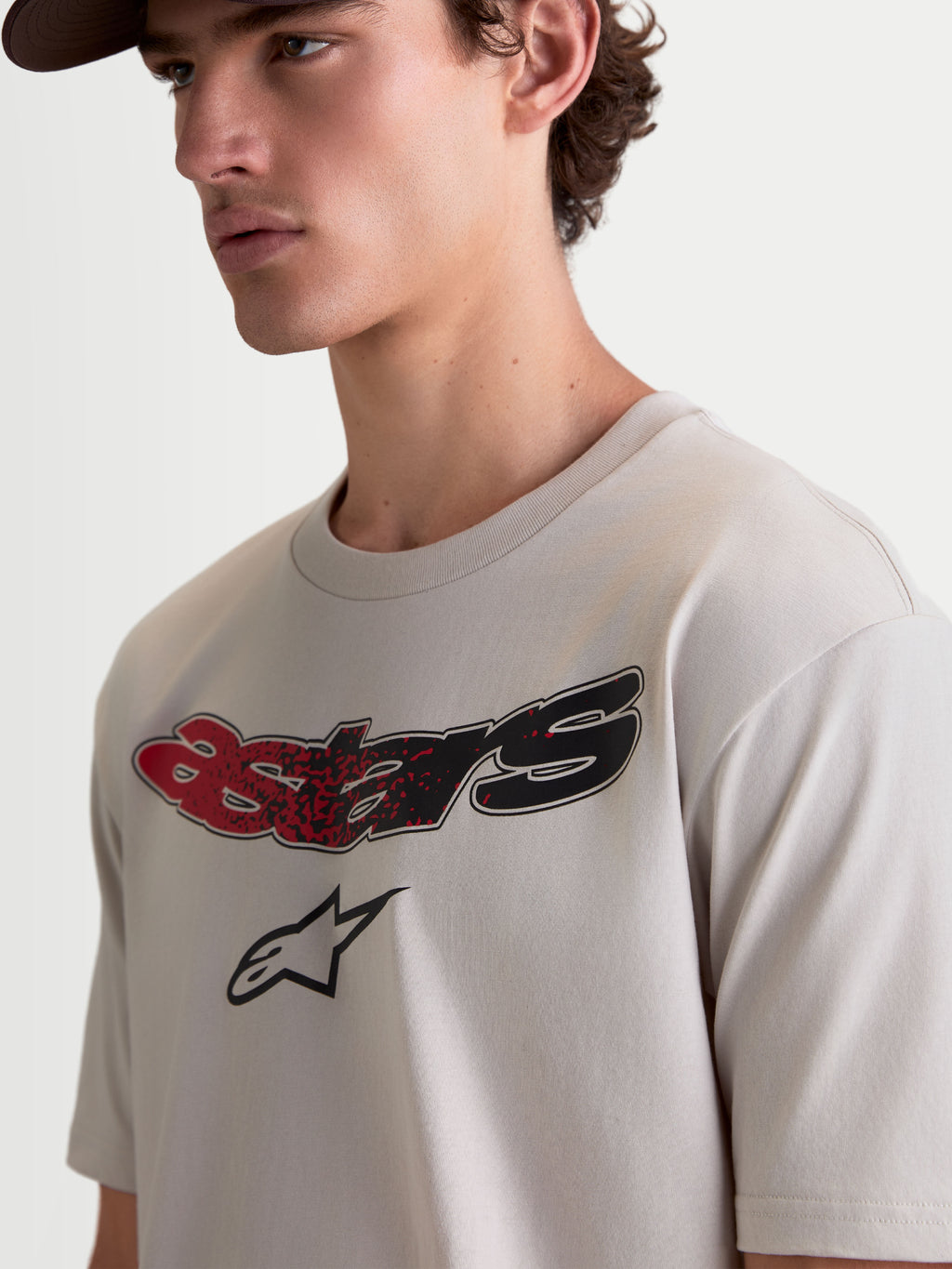 Alpinestars T-Shirt Elliptogrit CSF, t-shirt de manga curta para homem em cinzento cimento, com detalhe do lettering Astars curvo e grafismo em gradiente vermelho e preto, vestuário casual de motorsport.