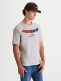 Alpinestars T-shirt Elliptogrit CSF, t-shirt de manga curta para homem, cinzento cimento com logótipo Astars frontal em gradiente vermelho e preto, vista num modelo, casual sportswear.