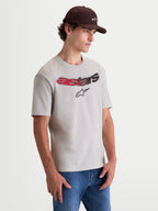 Alpinestars T-shirt Elliptogrit CSF, t-shirt de manga curta para homem, cinzento cimento com logótipo Astars frontal em gradiente vermelho e preto, vista num modelo, casual sportswear.