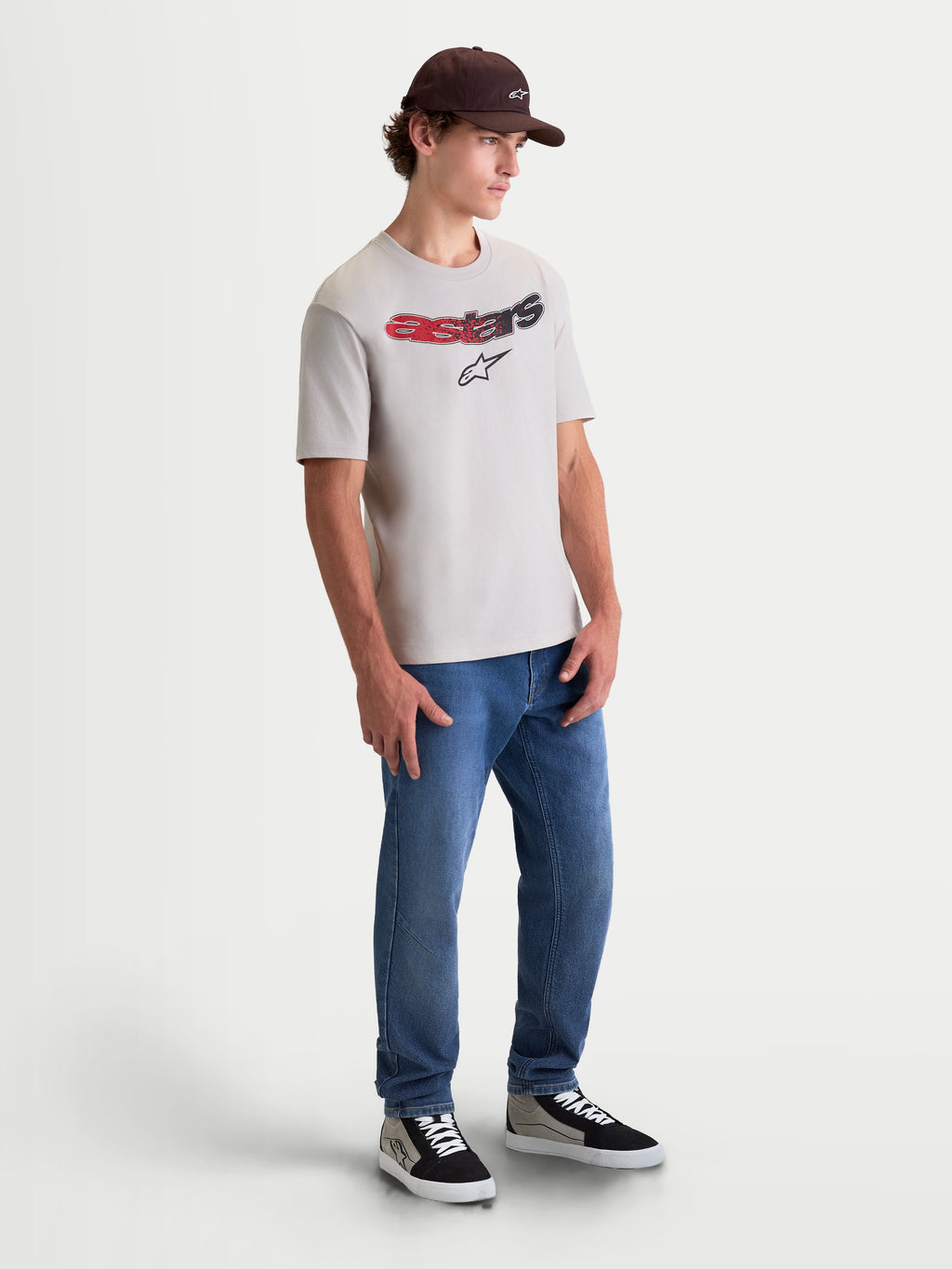 Alpinestars T-Shirt Elliptogrit CSF, t-shirt de manga curta cinzenta para homem, lettering Astars curvo com gradiente vermelho e preto, estilo casual sportswear de inspiração motorsport, fotografia de corpo inteiro com modelo.
