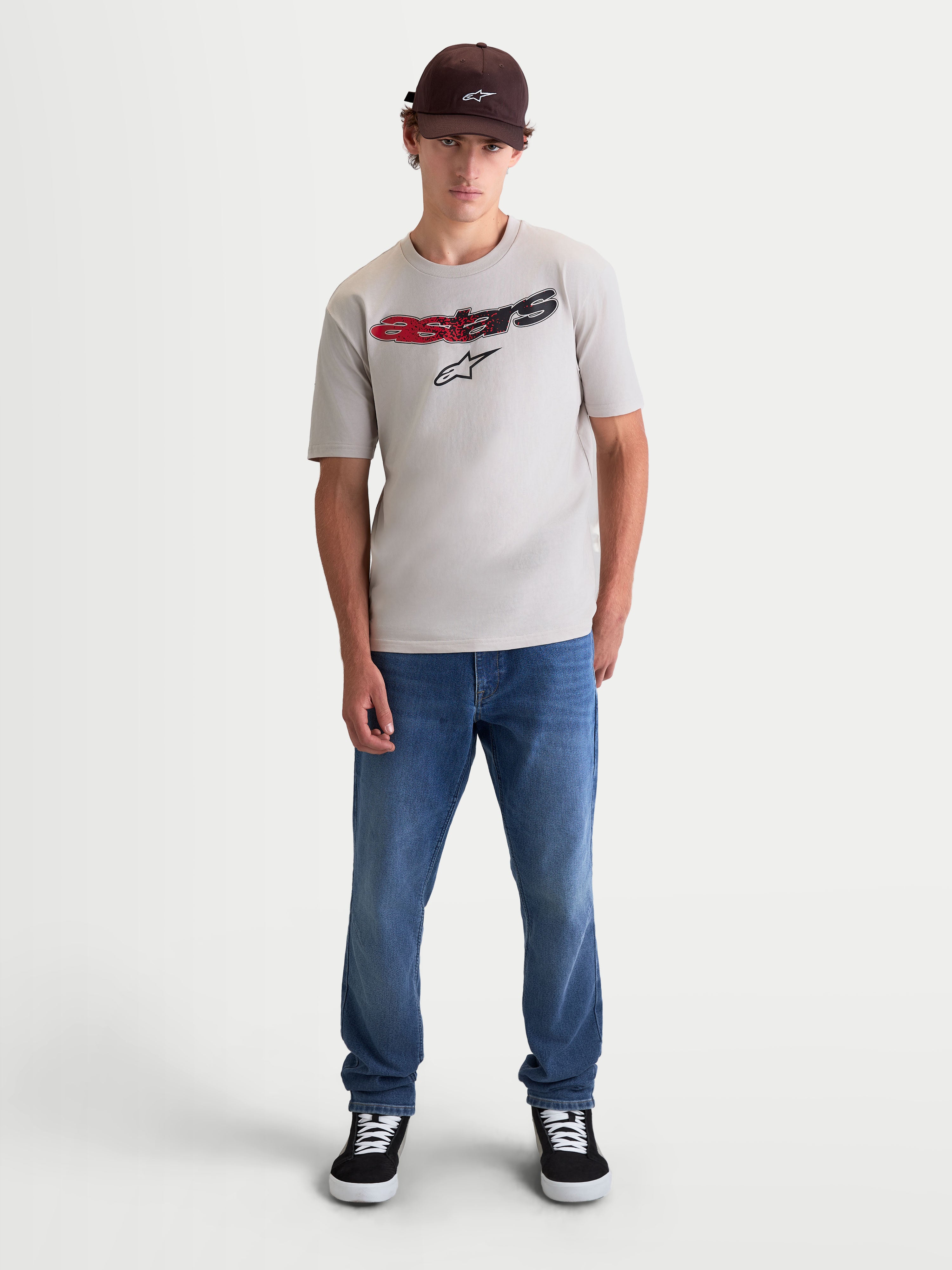 Alpinestars T-Shirt Elliptogrit CSF, t-shirt de manga curta para homem, cinzenta, com grafismo frontal Astars em gradiente de vermelho para preto, casual sportswear, vista de modelo.