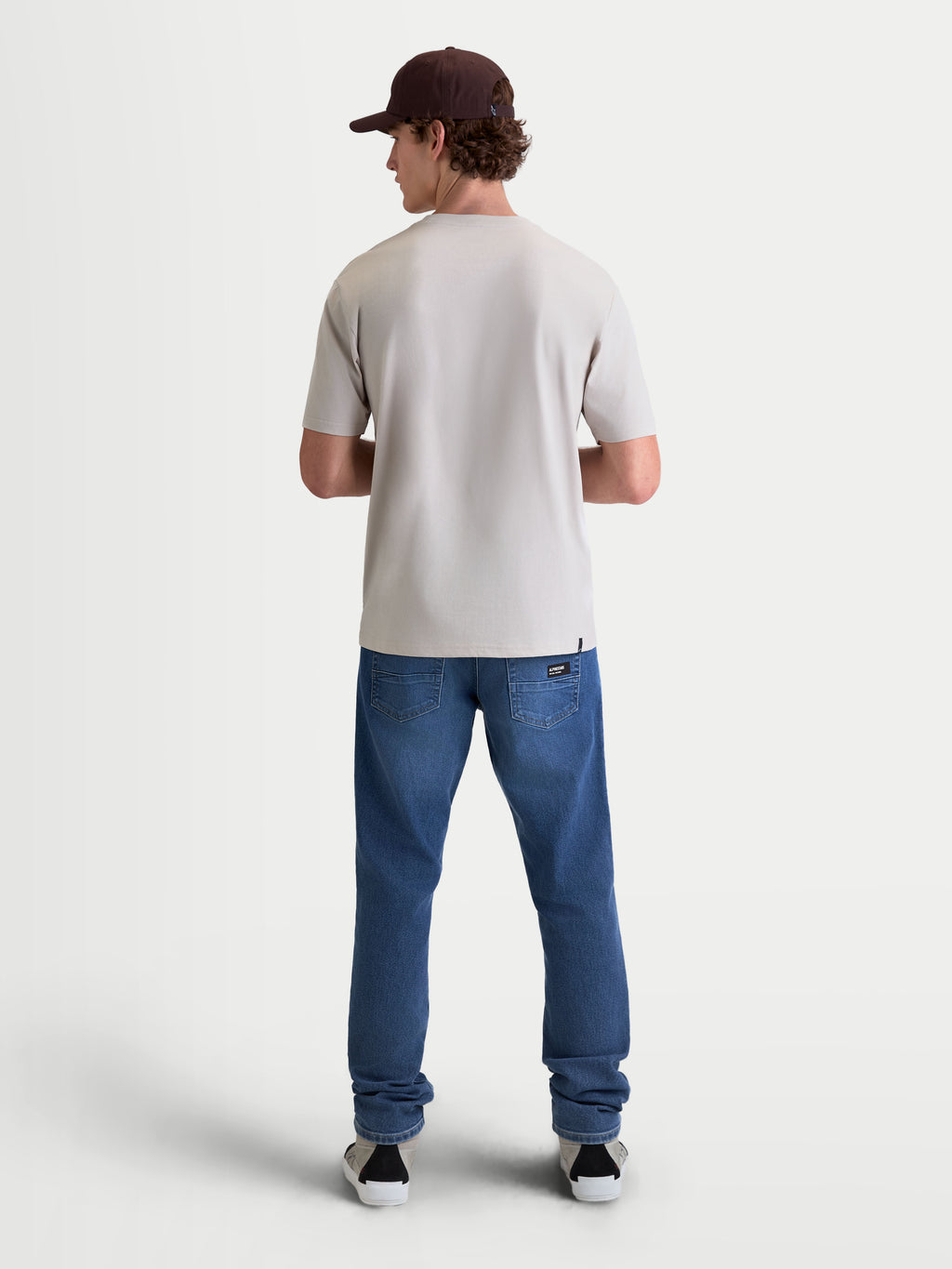 Alpinestars T-Shirt Elliptogrit CSF, t-shirt de manga curta para homem em cinzento-cimento, vista traseira no modelo, casual sportswear de inspiração motorsport, mistura de algodão e poliéster premium.