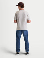 Alpinestars T-Shirt Elliptogrit CSF, t-shirt de manga curta para homem em cinzento-cimento, vista traseira no modelo, casual sportswear de inspiração motorsport, mistura de algodão e poliéster premium.