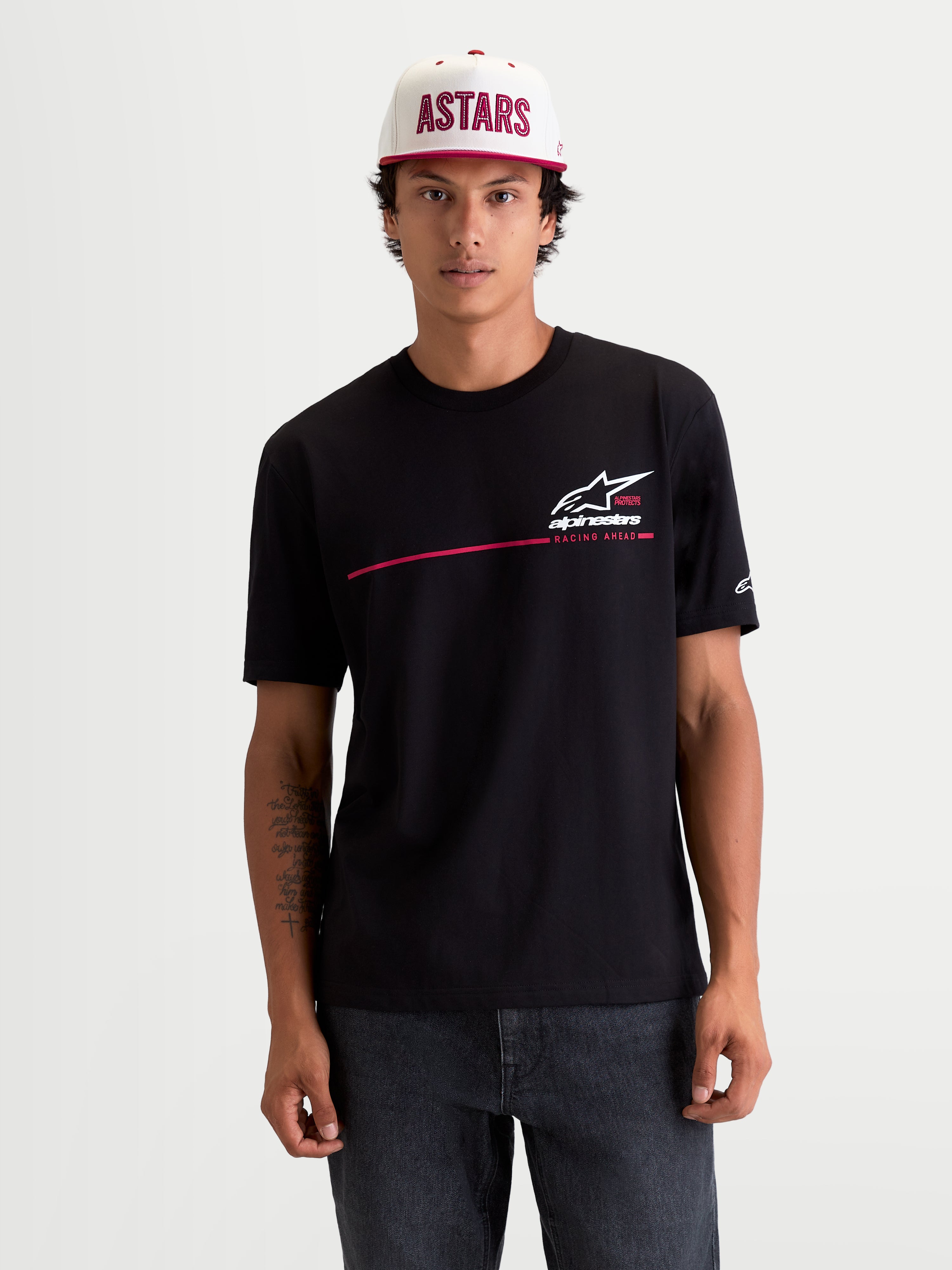 Alpinestars T-Shirt P1 CSF, t-shirt de manga curta para homem, preta com logótipo de faixa de corrida branco e vermelho e gráfico 'Racing Ahead', casual sportswear, mistura de algodão e poliéster, vista frontal no modelo.