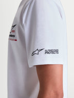 Alpinestars T-shirt P1 CSF, t-shirt de manga curta branca, pormenor do logótipo Alpinestars Protects na manga em preto, sportswear casual para homem e mulher.