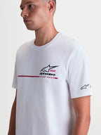 Alpinestars T-Shirt P1 CSF, t-shirt de manga curta unissexo, branca com gráfico de logótipo Astars e faixa de corrida em preto e vermelho, mistura de algodão e poliéster, modelo a usar o artigo.