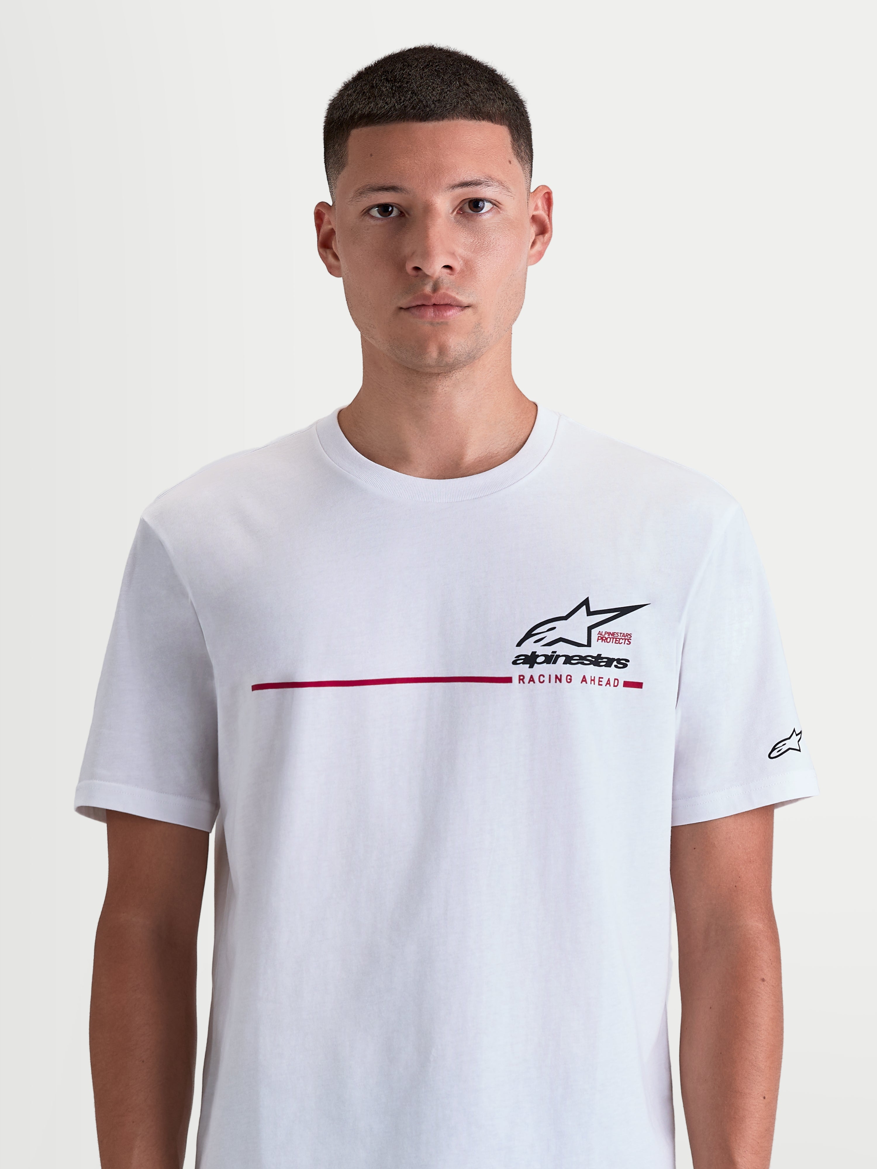 Alpinestars T-Shirt P1 CSF, t-shirt de manga curta unissexo, branca com gráfico vermelho e preto, apresenta logótipo Astars, faixa de corrida vermelha e texto 'Racing Ahead', construção em algodão e poliéster, sportswear.