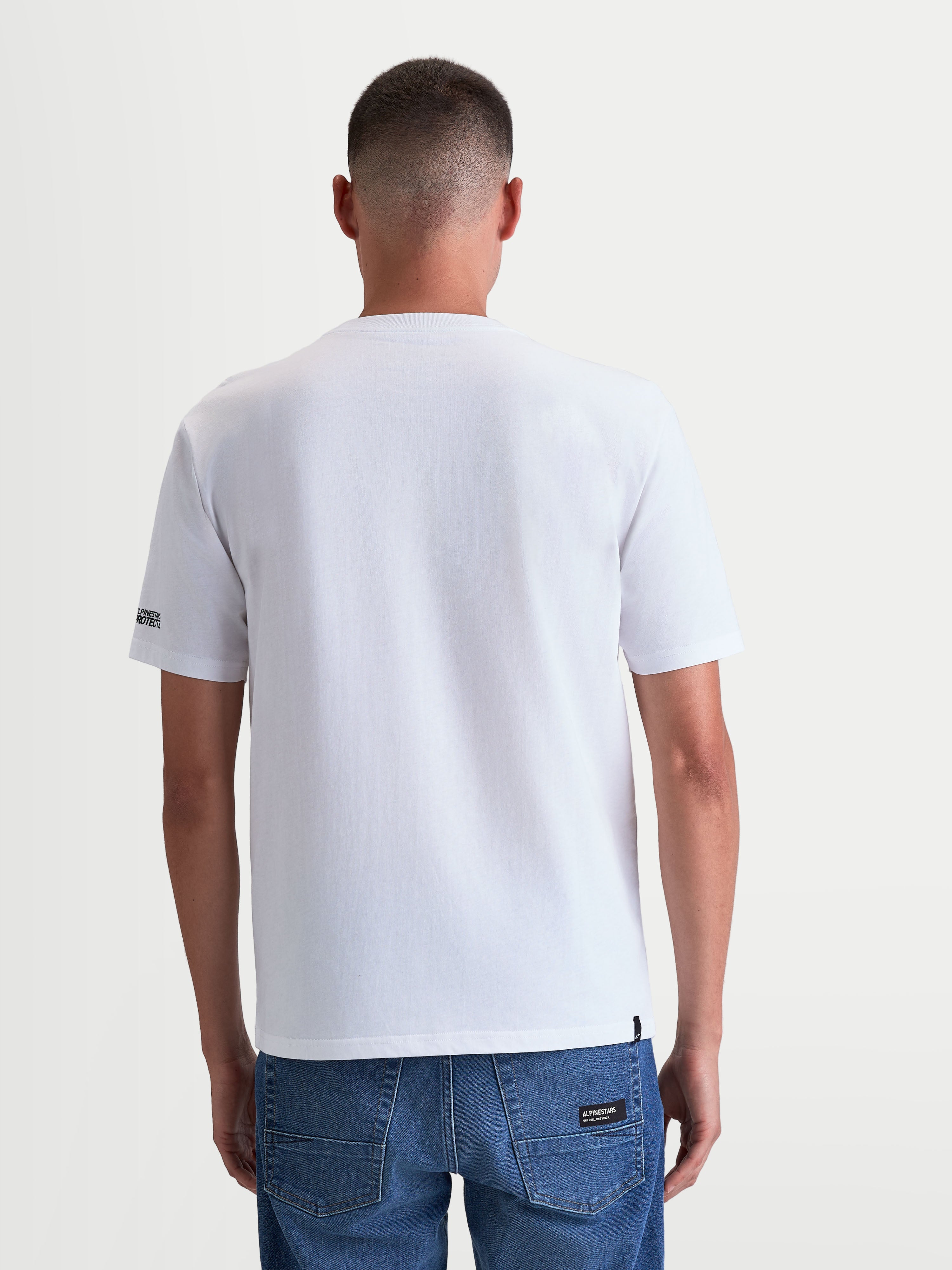 Alpinestars T-Shirt P1 CSF, t-shirt de manga curta para homem, branca, vista traseira no modelo, vestuário casual de motorsport