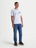 Alpinestars T-Shirt P1 CSF, t-shirt de manga curta branca, logótipo frontal com faixa de corrida preta e vermelha, modelo masculino a usar t-shirt unissexo em algodão e poliéster, casual sportswear.