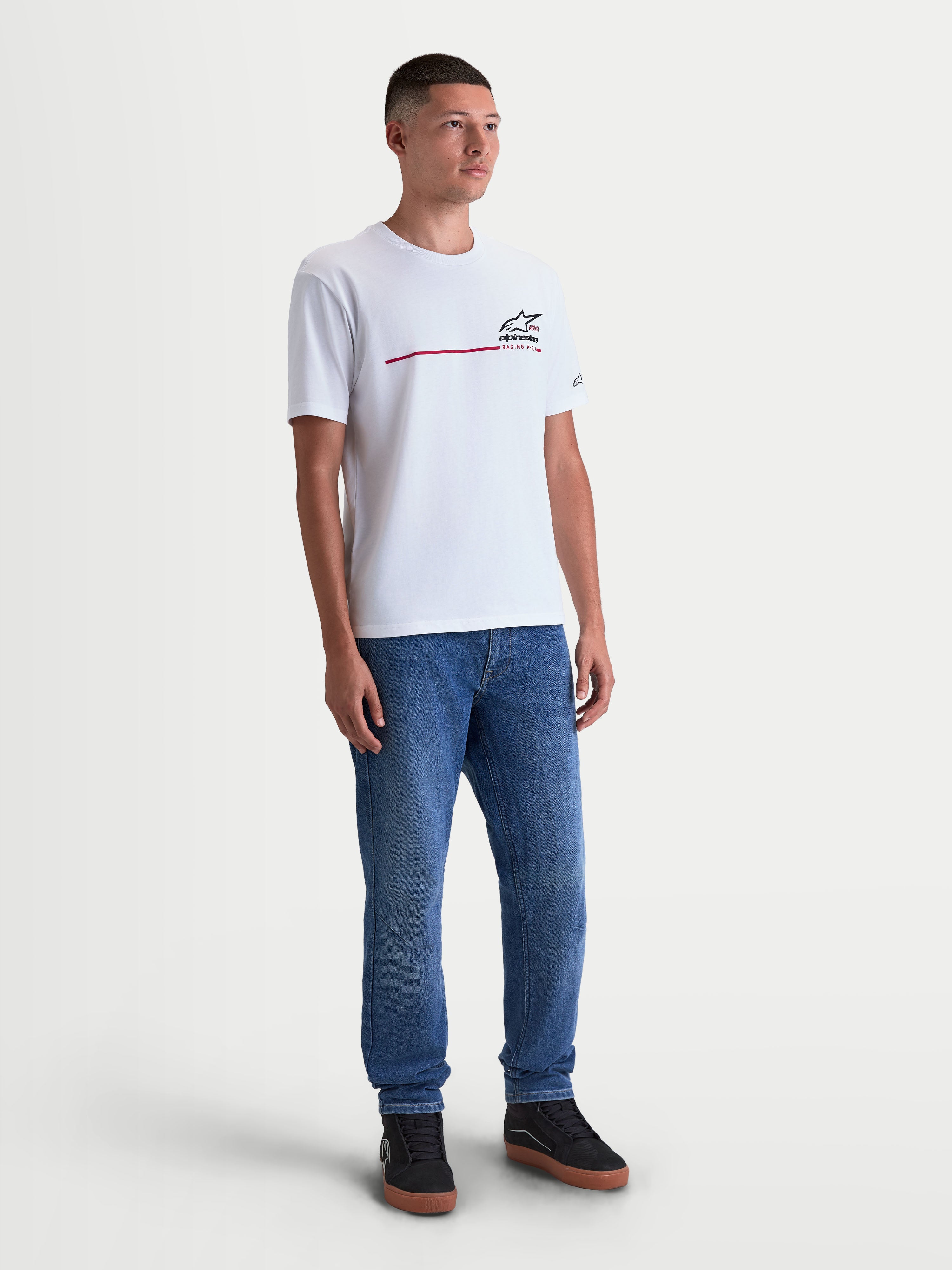 Alpinestars T-Shirt P1 CSF, t-shirt de manga curta branca, logótipo frontal com faixa de corrida preta e vermelha, modelo masculino a usar t-shirt unissexo em algodão e poliéster, casual sportswear.