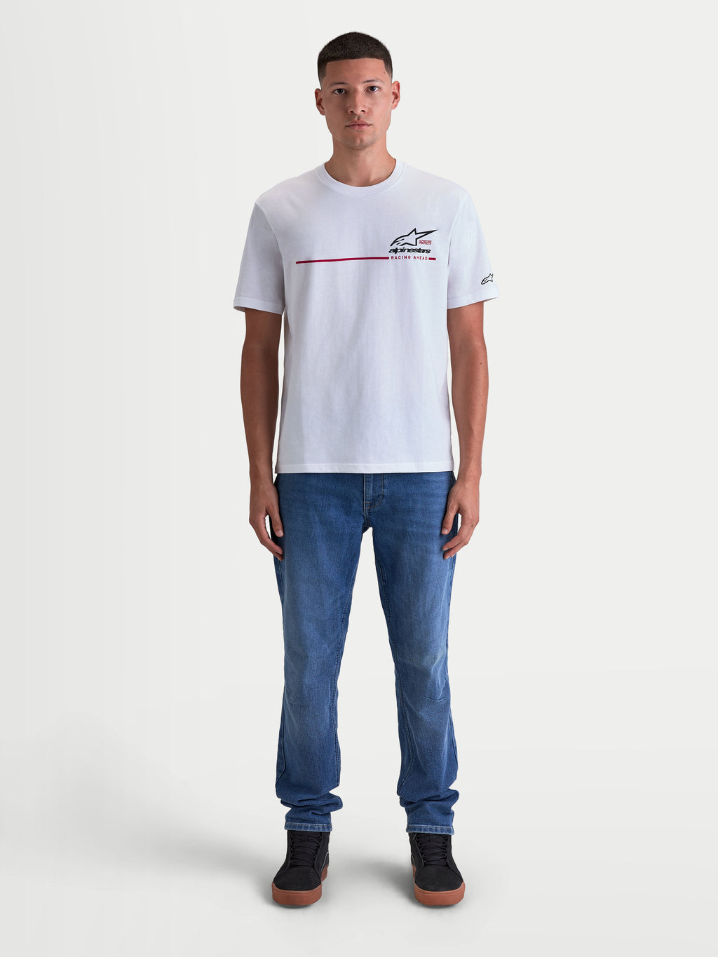 Alpinestars T-Shirt P1 CSF, t-shirt de manga curta para homem, branca com gráfico de faixa de corrida de motorsport e logótipo Astars, casual sportswear em mistura de algodão e poliéster para conforto fora da moto, vista frontal no modelo.