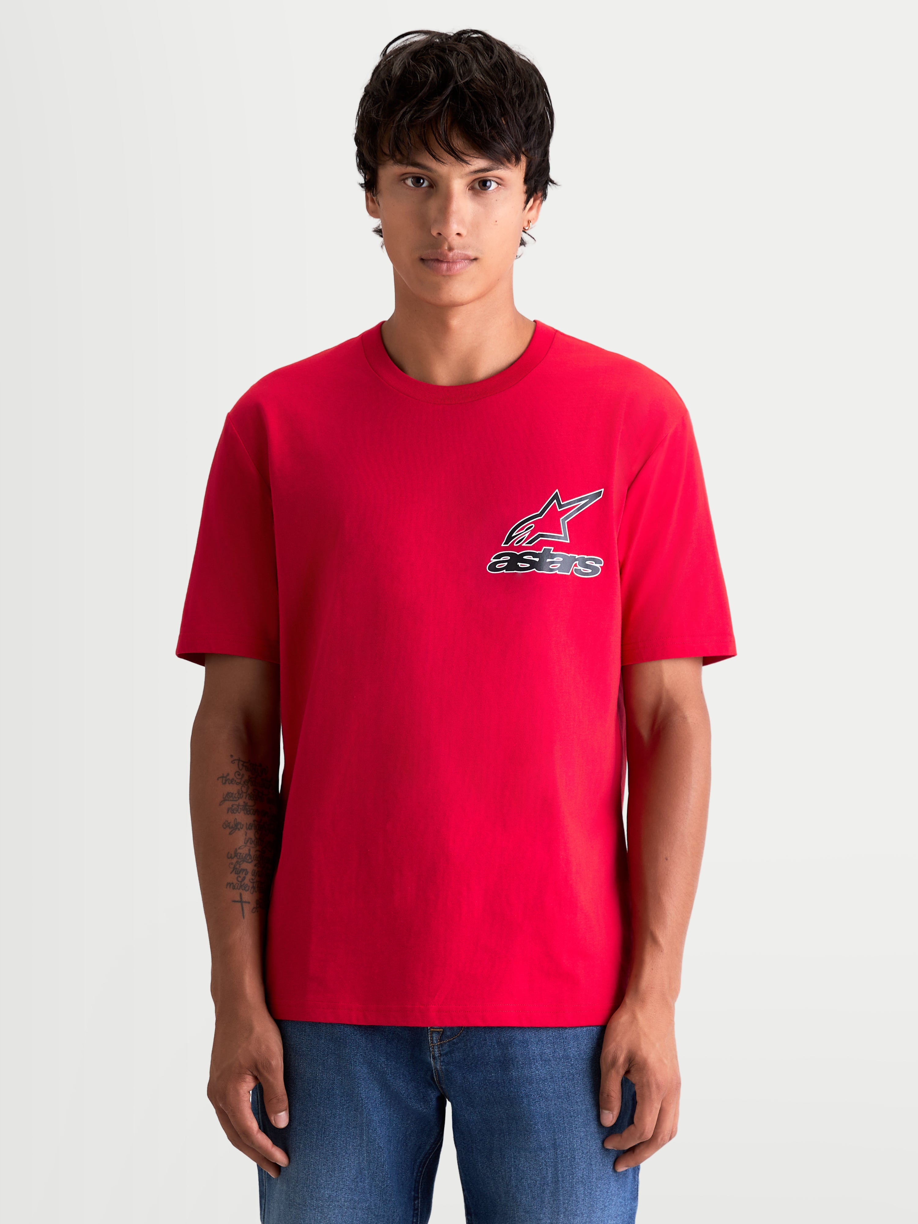 Alpinestars T-Shirt Lineout CSF, t-shirt de manga curta para homem, vermelha com logótipo Astars preto e branco no peito, vista frontal em modelo, sportswear casual, gola redonda, material em mistura de algodão e poliéster