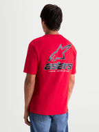 Alpinestars T-Shirt Lineout CSF, t-shirt de manga curta vermelha, vista traseira no modelo com logótipo Astars grande e branding One Goal One Vision, grafismo de toque suave, sportswear casual.