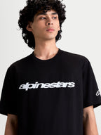 Alpinestars Race Wordmark CSF Tee, t-shirt de manga curta para homem, preta e branca, casual sportswear, modelo a usar t-shirt com gráfica frontal wordmark e logótipo na manga, mistura de algodão e poliéster.