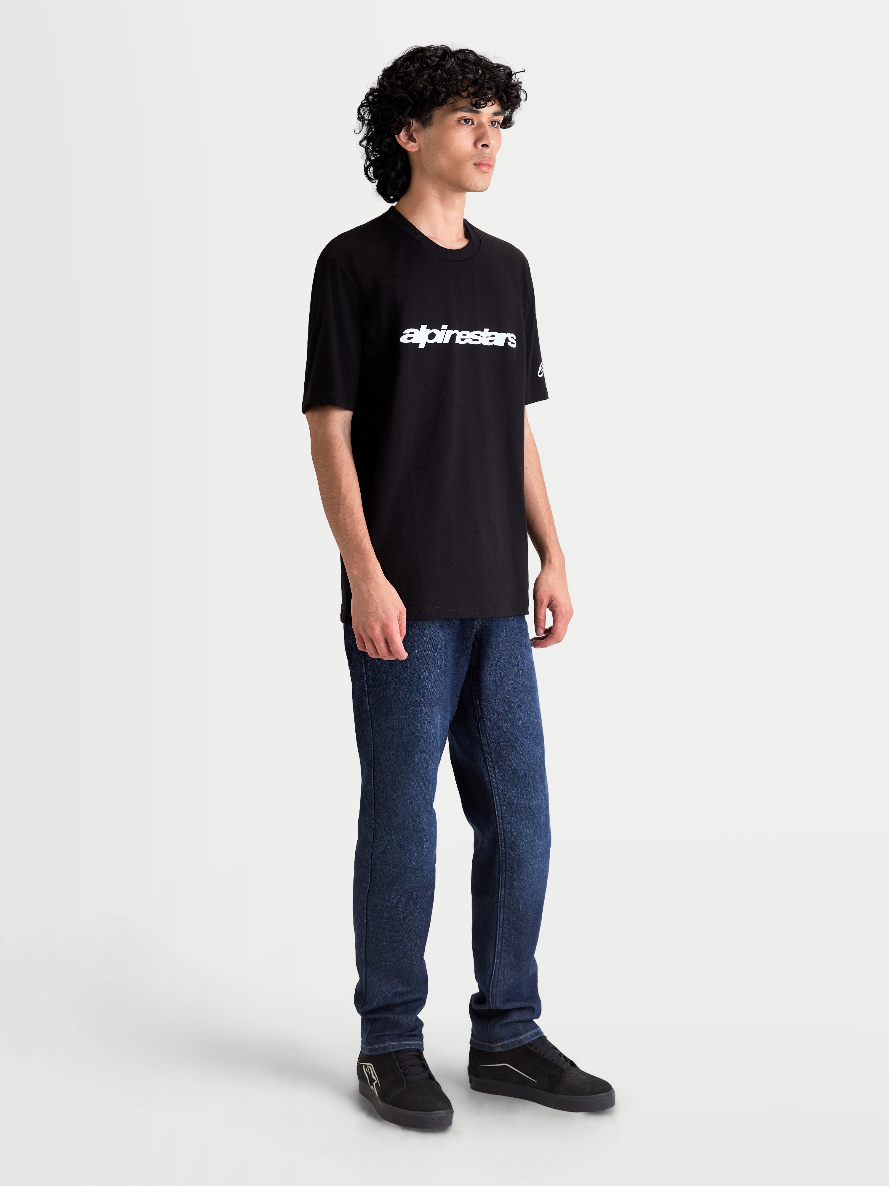 Alpinestars Race Wordmark CSF Tee, t-shirt de manga curta unissexo, preta e branca, com logótipo race wordmark branco na frente e marca na manga, vista no modelo, casual sportswear.