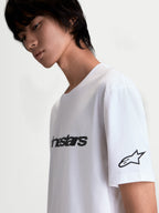 Alpinestars Race Wordmark CSF Tee, t-shirt de manga curta branca e preta, casual sportswear, com wordmark frontal, logótipo Ageless na manga e vista lateral no modelo.
