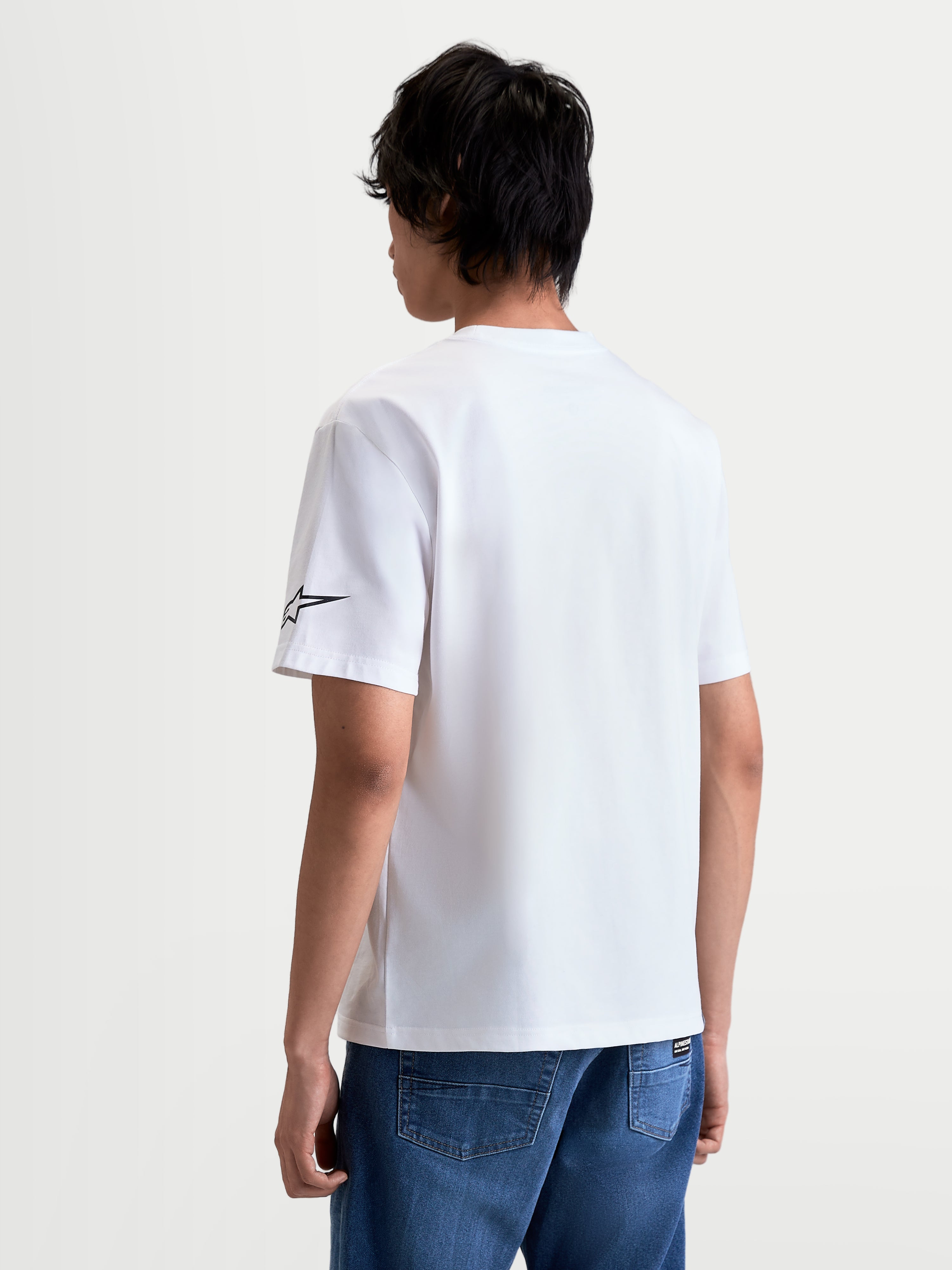 Alpinestars T-Shirt Race Wordmark CSF, t-shirt de manga curta unissexo, branca e preta, vista traseira em modelo exibindo o logótipo Ageless na manga, casual sportswear.