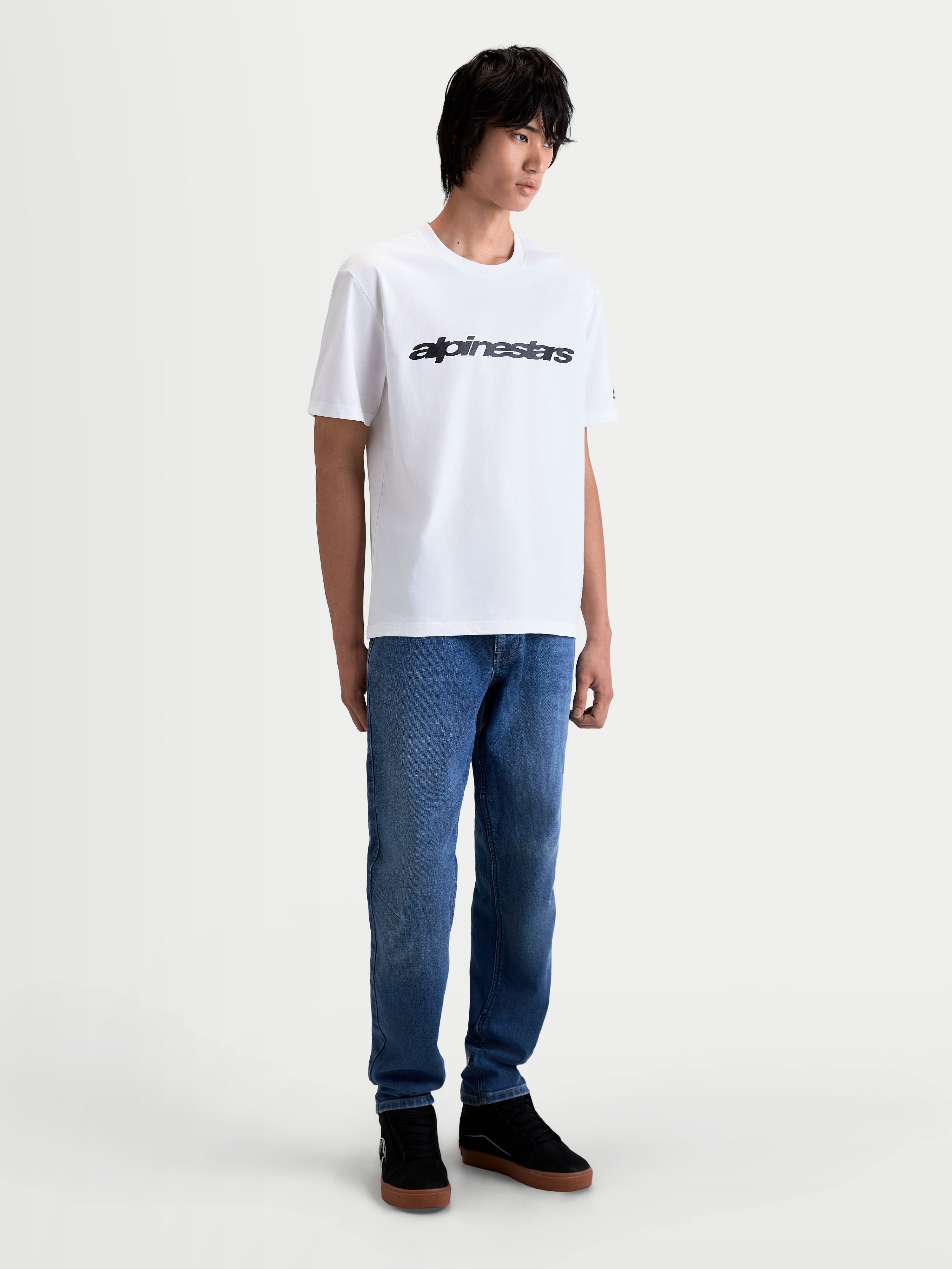Alpinestars Race Wordmark CSF Tee, t-shirt de manga curta para homem, branca e preta, com gráfica Race inspirada no motorsport no peito, casual sportswear, vista no modelo.