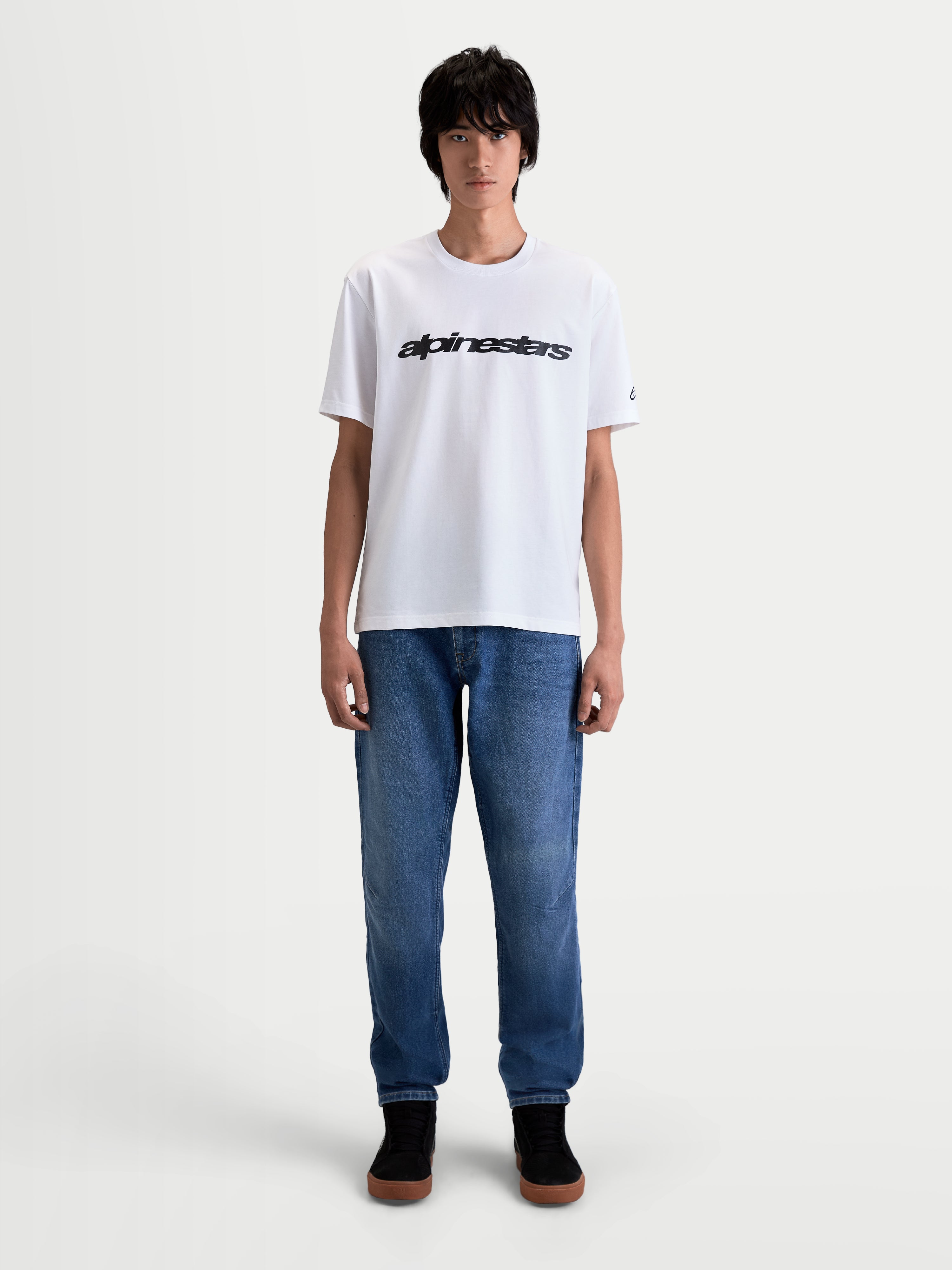 Alpinestars T-Shirt Race Wordmark CSF, t-shirt de manga curta unissexo, branca e preta, casual sportswear de inspiração motorsport, mistura de algodão e poliéster, vista frontal em modelo com grafismo arrojado no peito.