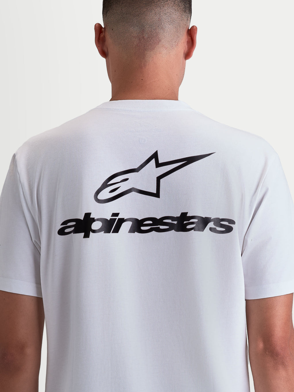 Alpinestars Combo Back CSF, t-shirt de manga curta, branca e preta, vista traseira no modelo com logótipo Astars e marca gráfica preta, mistura premium de algodão e poliéster, casual sportswear.