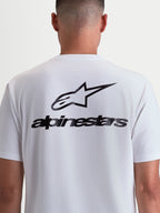 Alpinestars Combo Back CSF, t-shirt de manga curta, branca e preta, vista traseira no modelo com logótipo Astars e marca gráfica preta, mistura premium de algodão e poliéster, casual sportswear.