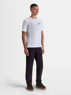 Alpinestars Combo Back CSF Tee, t-shirt de manga curta para homem, branca e preta, vista frontal no modelo com pequeno logótipo Astars preto no peito, casual sportswear inspirada no motorsport, fabricada em mistura de algodão e poliéster premium.
